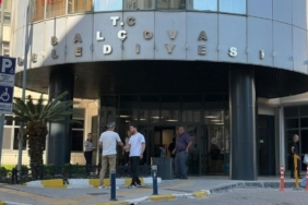 balcova-belediye-baskani-onur-yigit-ve-2-supheli-adliyeye-sevk-edildi-Ql7YyvSO.jpg