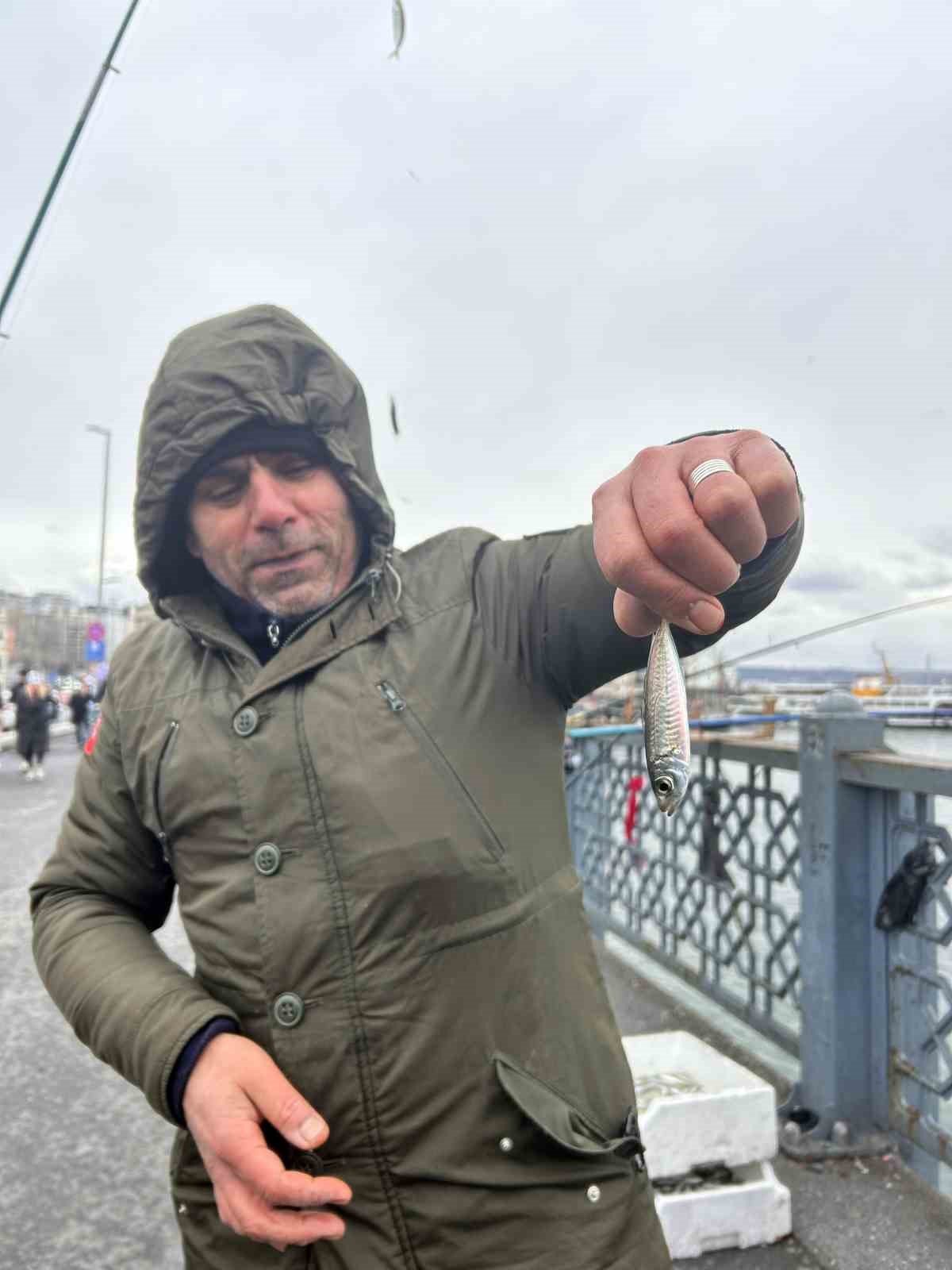 Balığın kulağına kar suyu kaçtı, olta balıkçıları yılın son günü Galata Köprüsü’nde "rastgele" dedi 7 baligin kulagina kar suyu kacti olta balikcilari yilin son gunu galata koprusunde rastgele dedi 3gC9QJbd