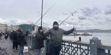 baligin-kulagina-kar-suyu-kacti-olta-balikcilari-yilin-son-gunu-galata-koprusunde-rastgele-dedi-8pr5QQ7L.jpg