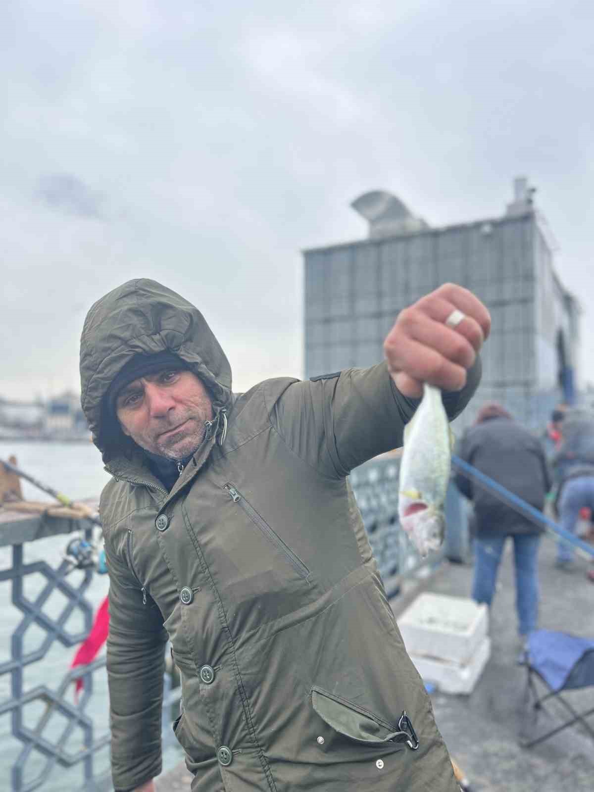 Balığın kulağına kar suyu kaçtı, olta balıkçıları yılın son günü Galata Köprüsü’nde "rastgele" dedi 6 baligin kulagina kar suyu kacti olta balikcilari yilin son gunu galata koprusunde rastgele dedi UM9QPuUm