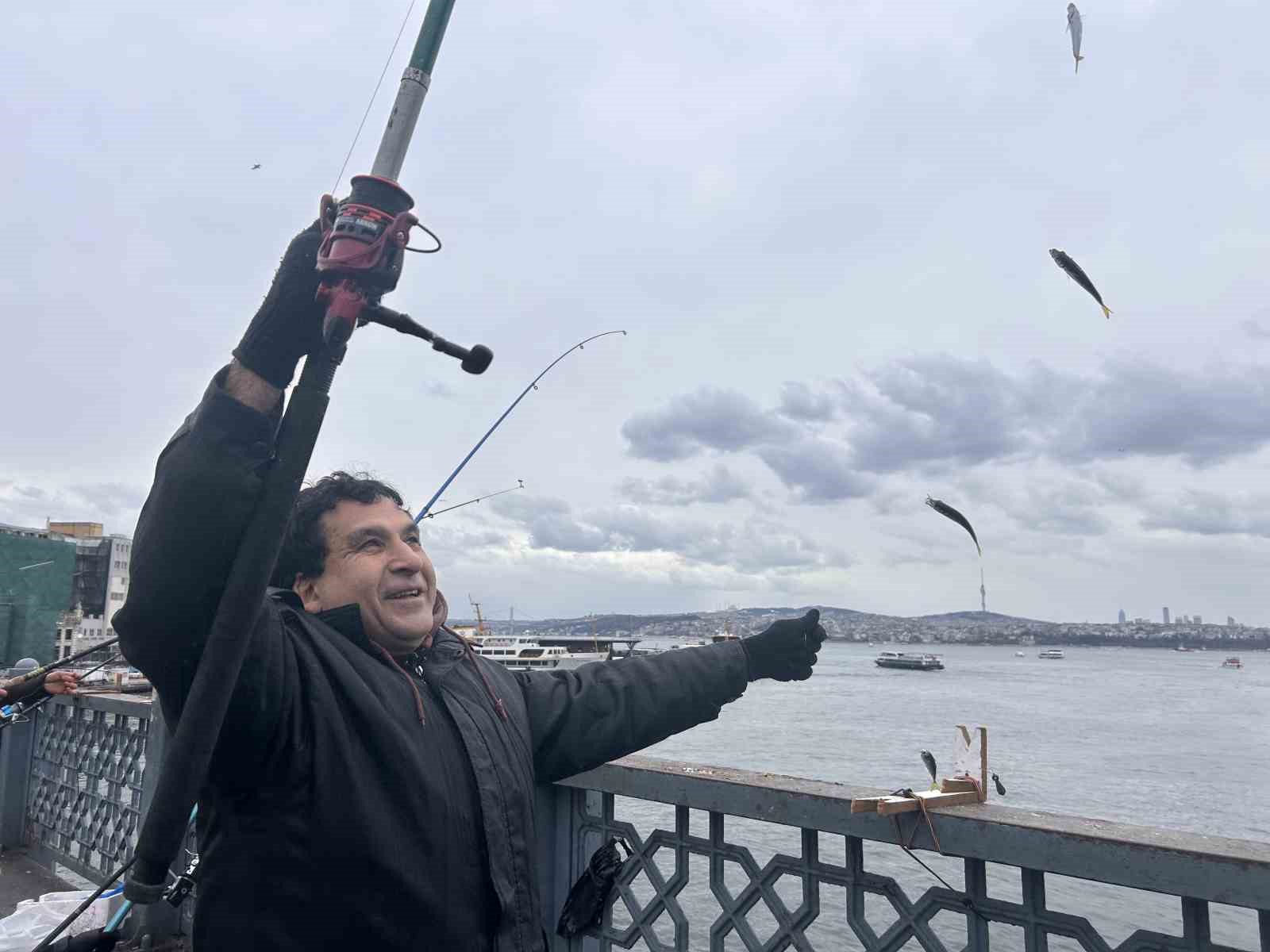 Balığın kulağına kar suyu kaçtı, olta balıkçıları yılın son günü Galata Köprüsü’nde "rastgele" dedi 5 baligin kulagina kar suyu kacti olta balikcilari yilin son gunu galata koprusunde rastgele dedi uwLtzGdZ