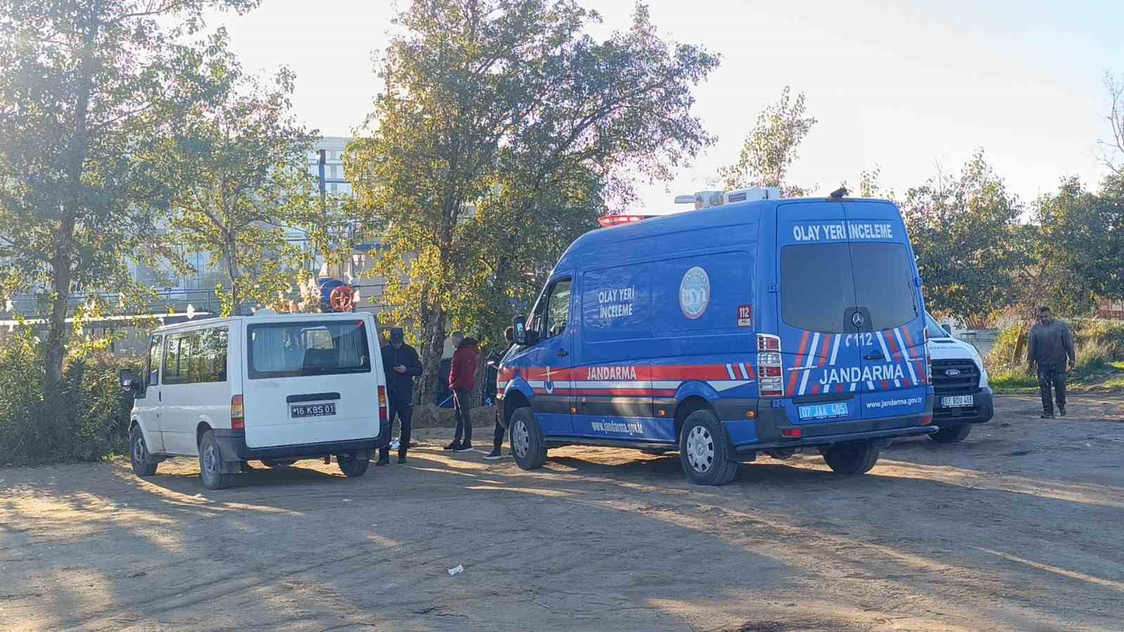 balik avlamaya gelen vatandaslar manavgat irmaginda erkek cesedi buldu 5