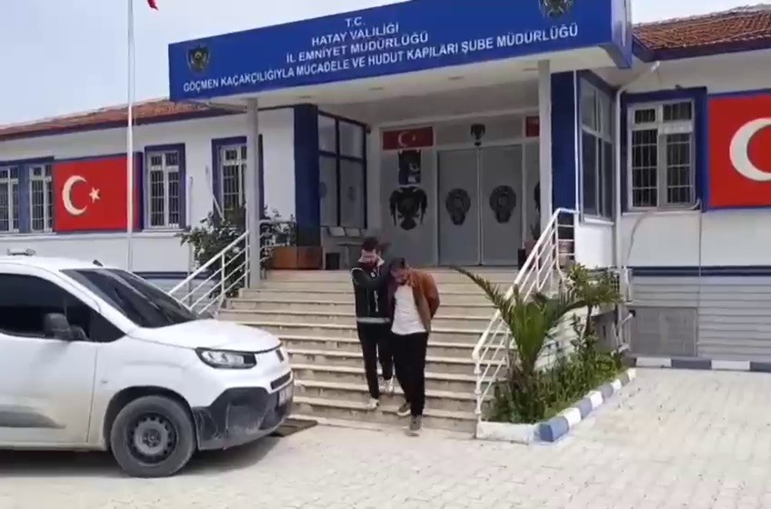 Balık istifi gibi kaçak göçmen taşıyan organizatöre 181 bin TL trafik cezası 6 balik istifi gibi kacak gocmen tasiyan organizatore 181 bin tl trafik cezasi 2 smITTED7