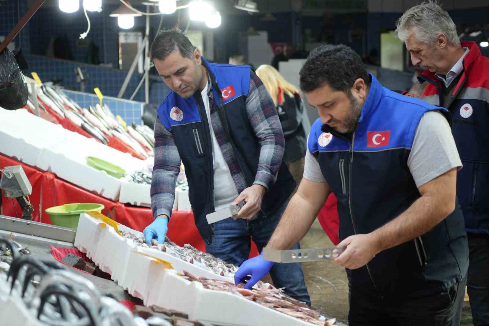 balik tezgahlarina yakin markaj 109 kisi ve isletmeye 25 milyon tl ceza 2 Jiza8MmO