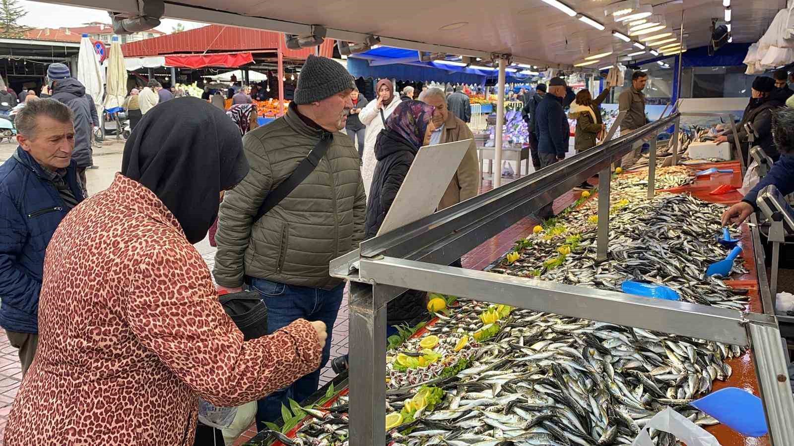 balik tezgahlarinda hamsi yok vatandas diger baliklara yoneldi 0 GckUQZLv