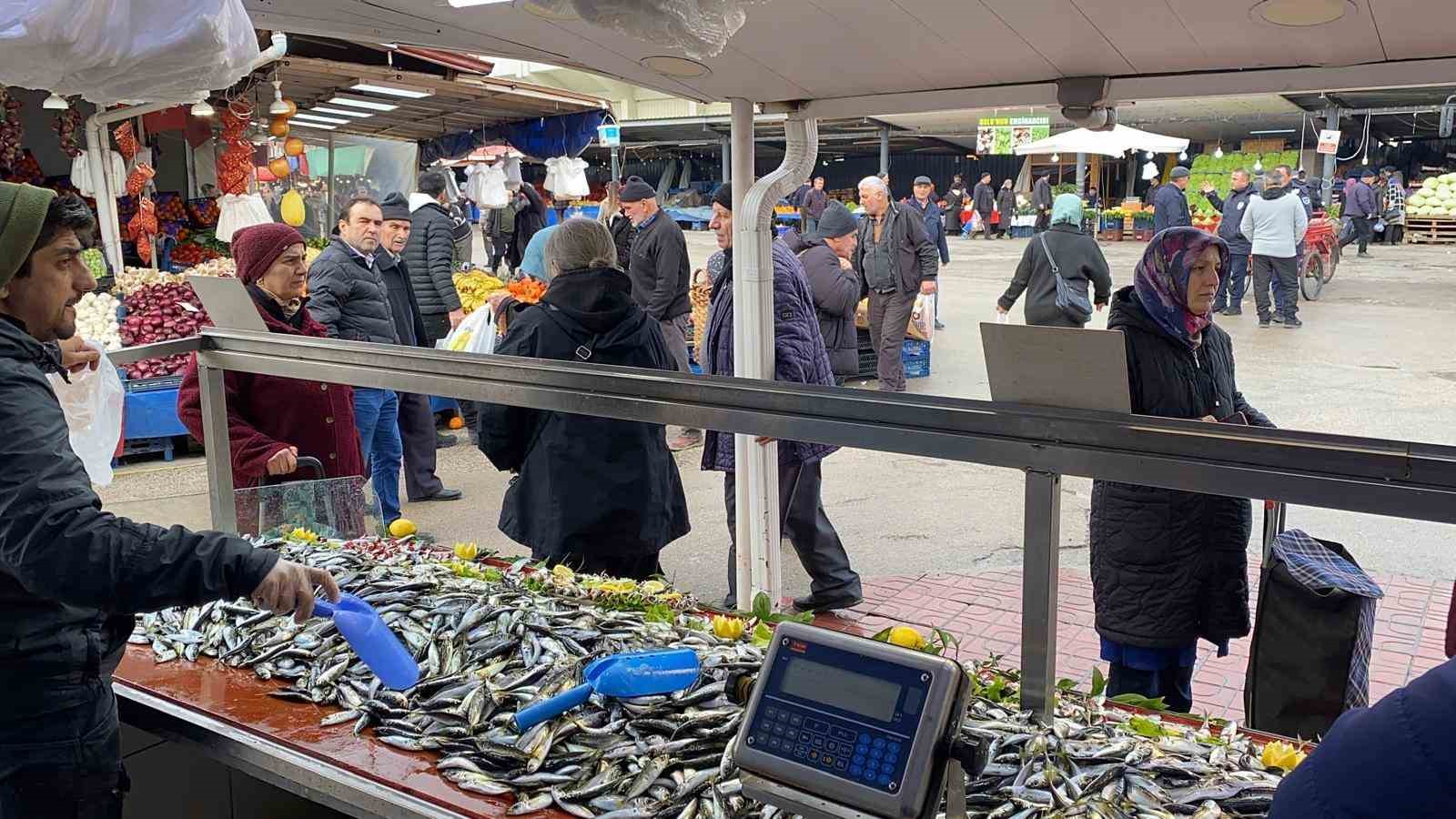 balik tezgahlarinda hamsi yok vatandas diger baliklara yoneldi 1 3PHdl6sf