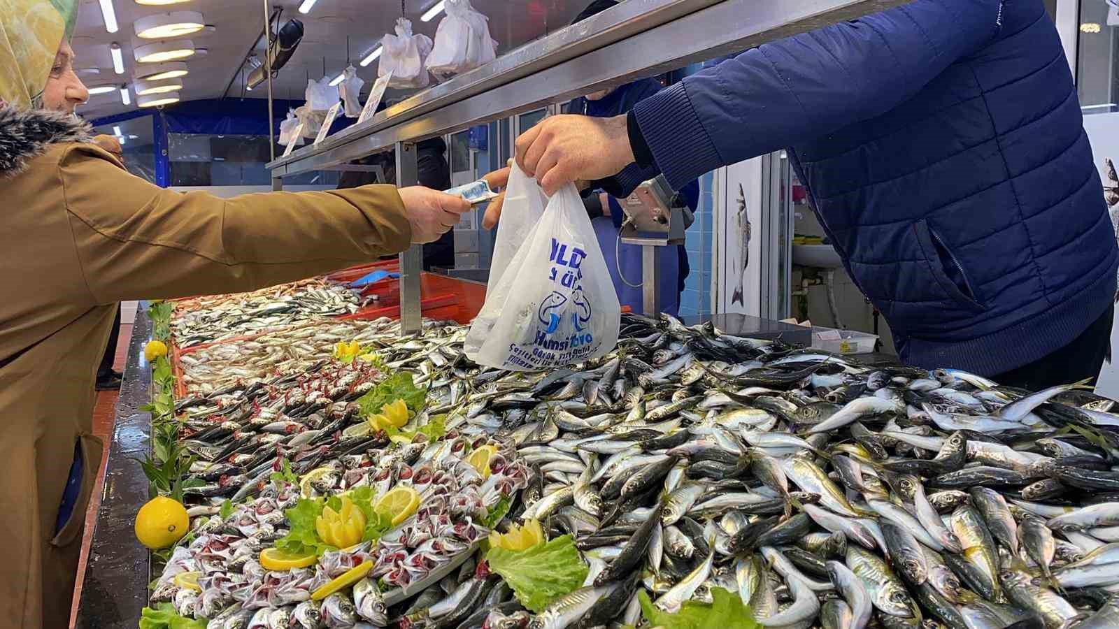 balik tezgahlarinda hamsi yok vatandas diger baliklara yoneldi 2 Ur64hEaF