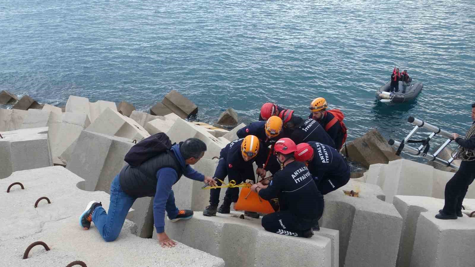 balik tutmak icin gittigi dalga kiranda duserek mahsur kaldi 3 wvicqiEs