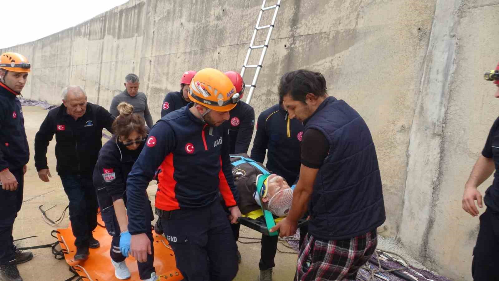 balik tutmak icin gittigi dalga kiranda duserek mahsur kaldi 9 vOhwFfew