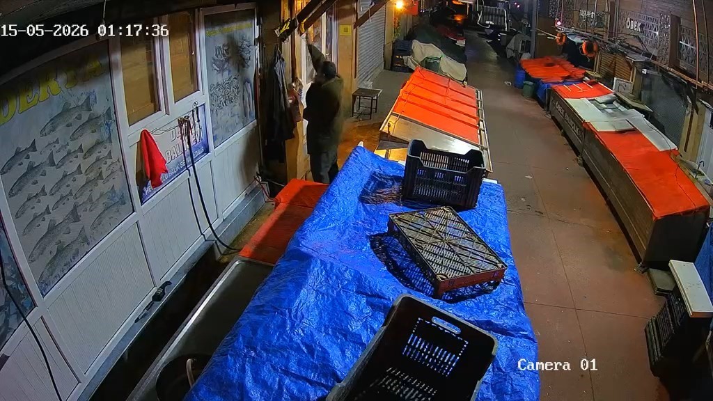 balikci dukkaninda asili masat ve kancayi alip goturdu 0 zL5TvRFA
