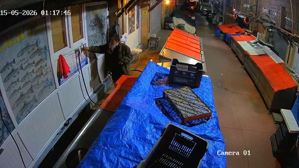balikci dukkaninda asili masat ve kancayi alip goturdu 1 YOGJrMgO