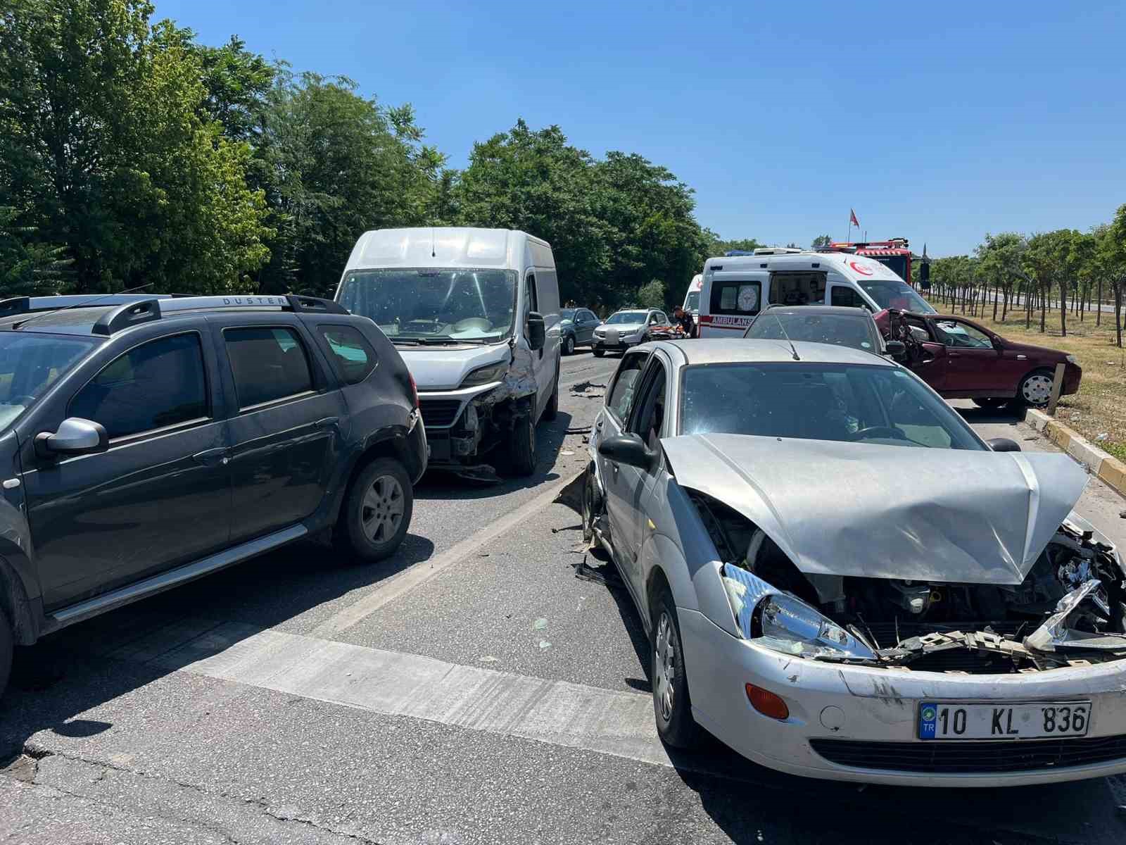 balikesirde 6 aracin karistigi zincirleme kaza 2 yarali 0 EWuSAbuK