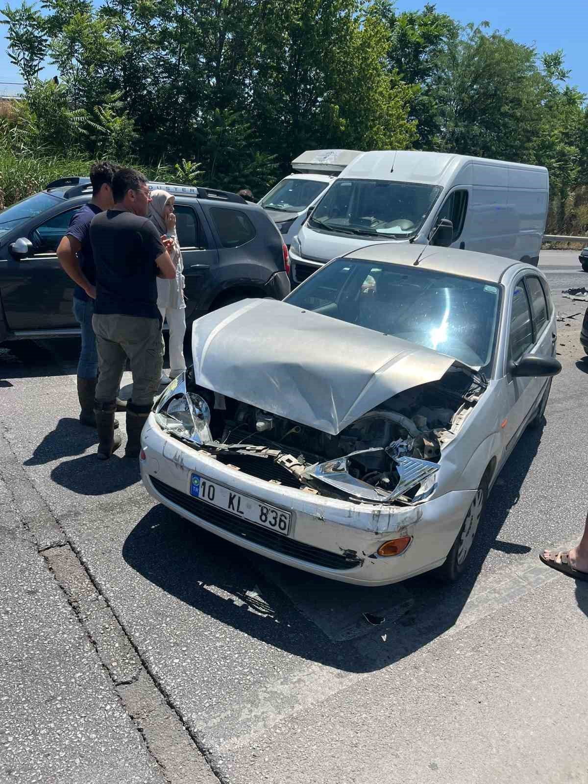 balikesirde 6 aracin karistigi zincirleme kaza 2 yarali 2 27r9UhRj