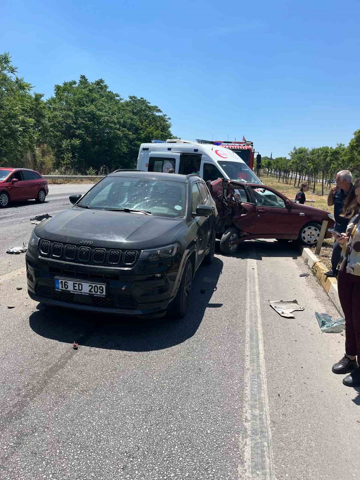 balikesirde 6 aracin karistigi zincirleme kaza 2 yarali 3 fA7zJ2DG