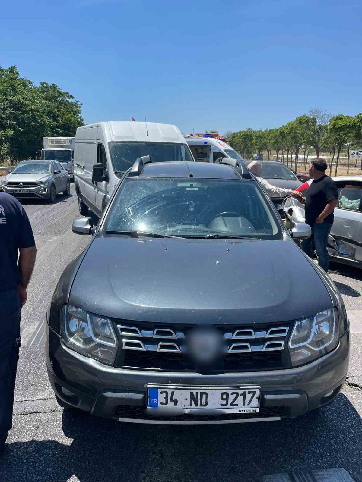 balikesirde 6 aracin karistigi zincirleme kaza 2 yarali 4
