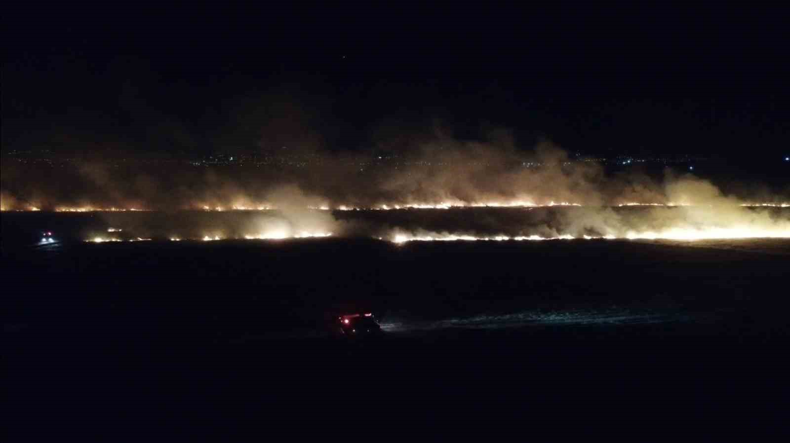 Balıkesir’de alevler geceyi aydınlattı 5 balikesirde alevler geceyi aydinlatti 1