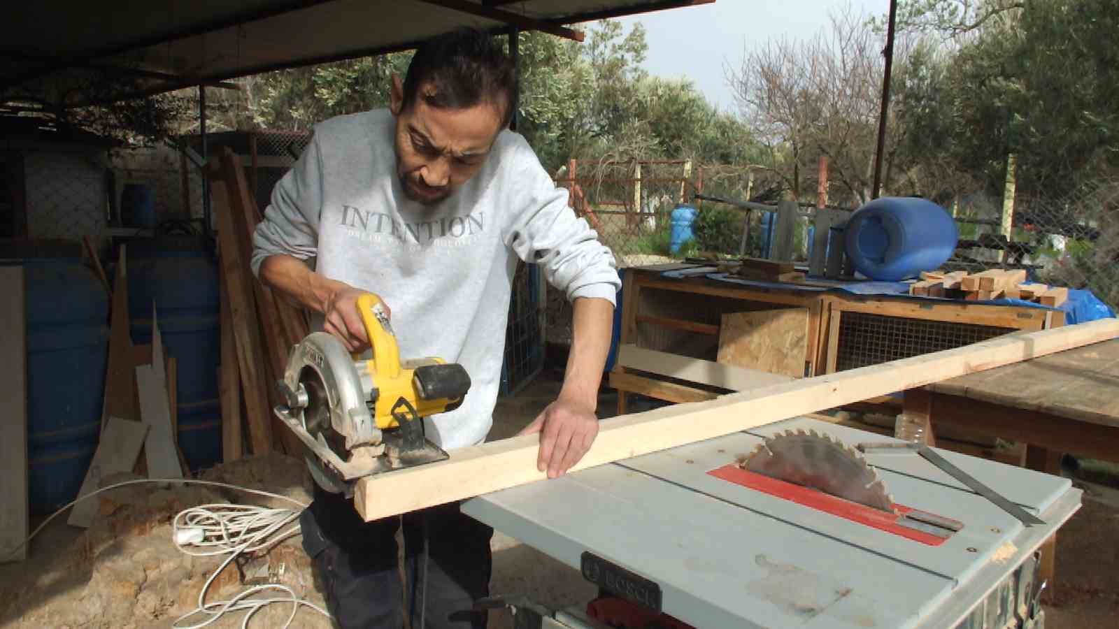 balikesirde bir bakkal gezen tavuk kumesi yapti 1
