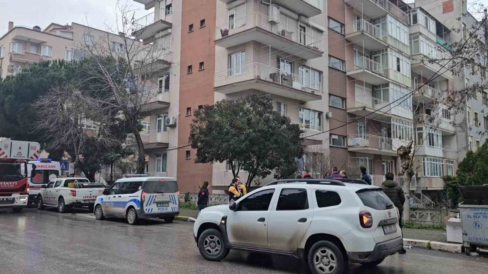 balikesirde catiya cikan adami polis ve itfaiye ekipleri indirdi 3 HefpW1Nh