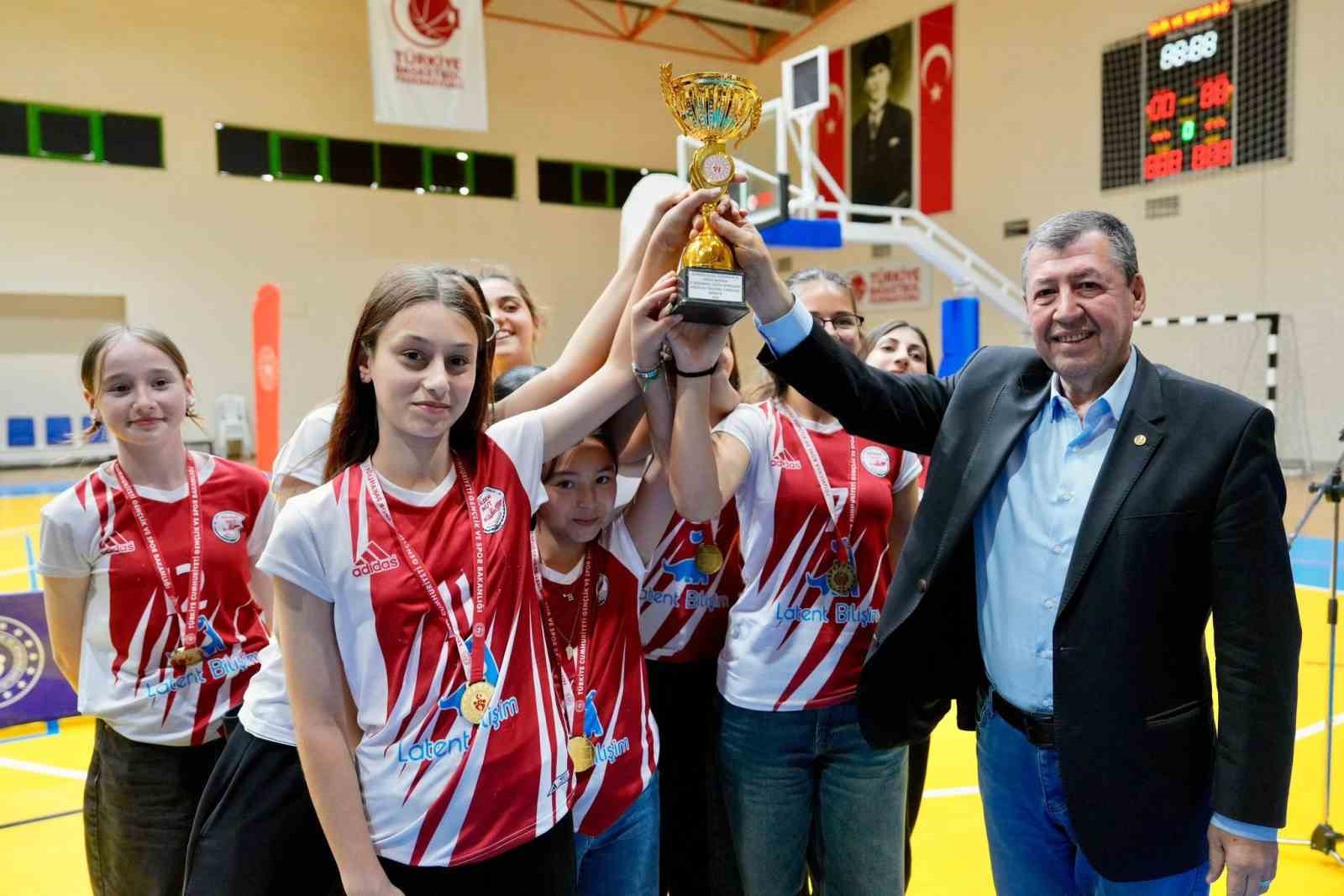 balikesirde cocuk sporlari senligi odul toreni ile tamamlandi 3 XJLUQEY5