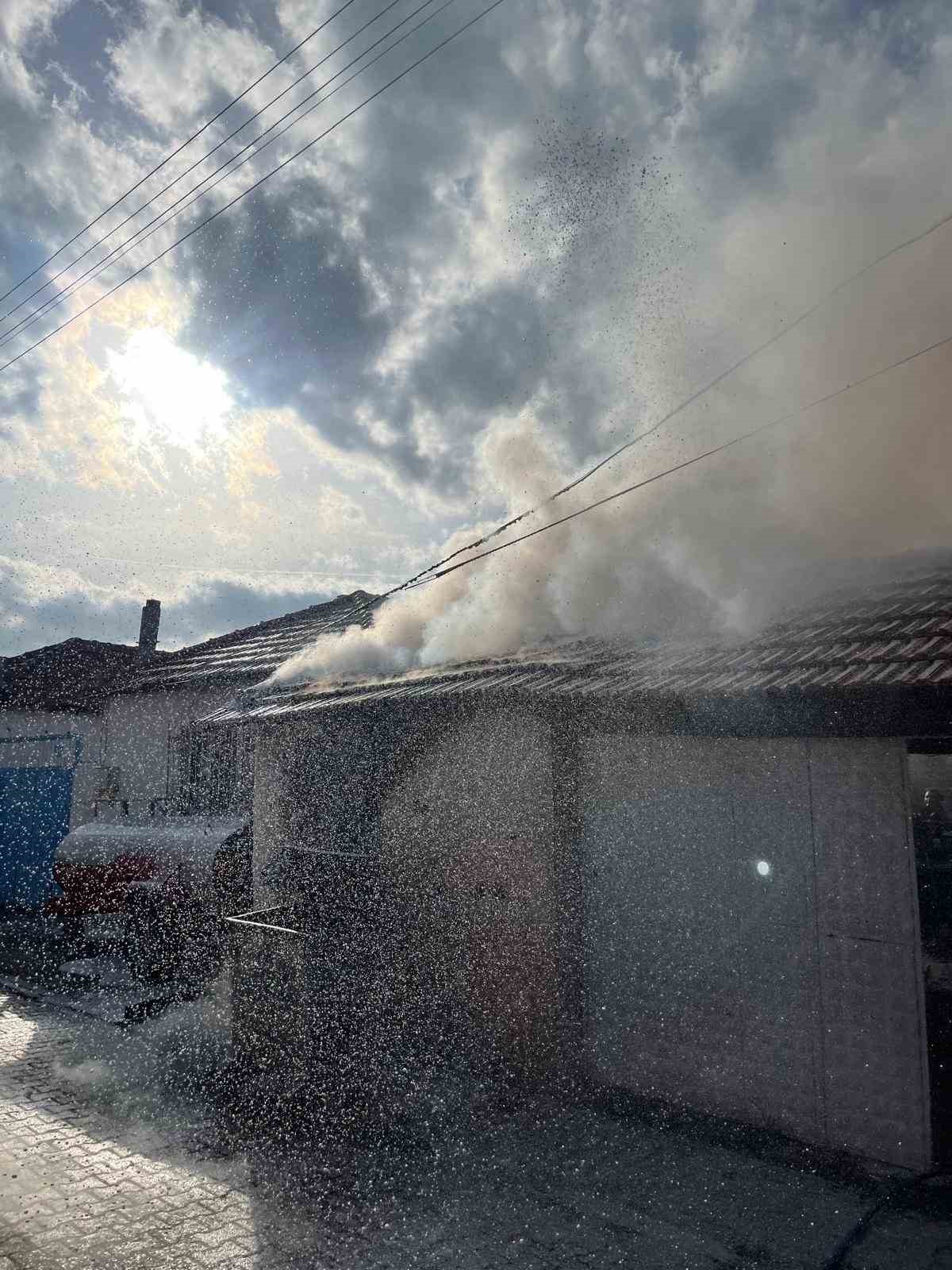 balikesirde depoda yangin 4 iHDwMk3i