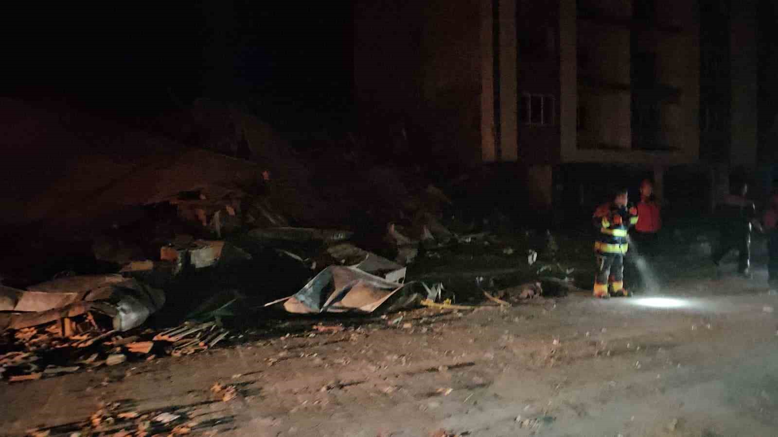 Balıkesir’de depremde bir bina yıkıldı 4 balikesirde depremde bir bina yikildi 0 sDsvRDCM