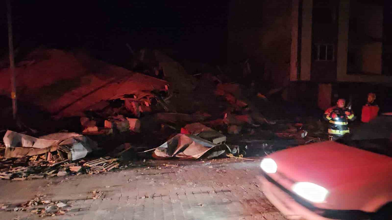 Balıkesir’de depremde bir bina yıkıldı 5 balikesirde depremde bir bina yikildi 1 C22ssvVL