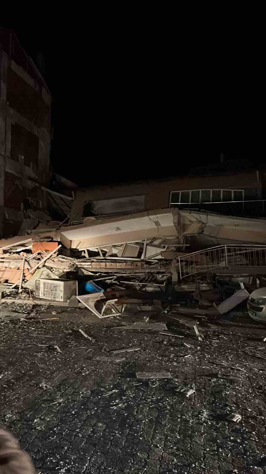 Balıkesir’de depremde bir bina yıkıldı 7 balikesirde depremde bir bina yikildi 3