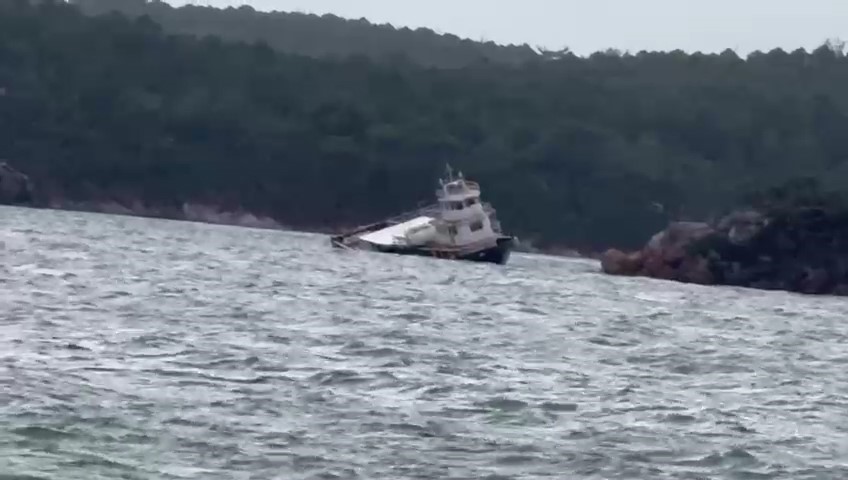 Balıkesir’de fırtına nedeniyle 25 metrelik feribot koya sürüklenerek karaya oturdu 5 balikesirde firtina nedeniyle 25 metrelik feribot koya suruklenerek karaya oturdu 1 rSnd65Yb