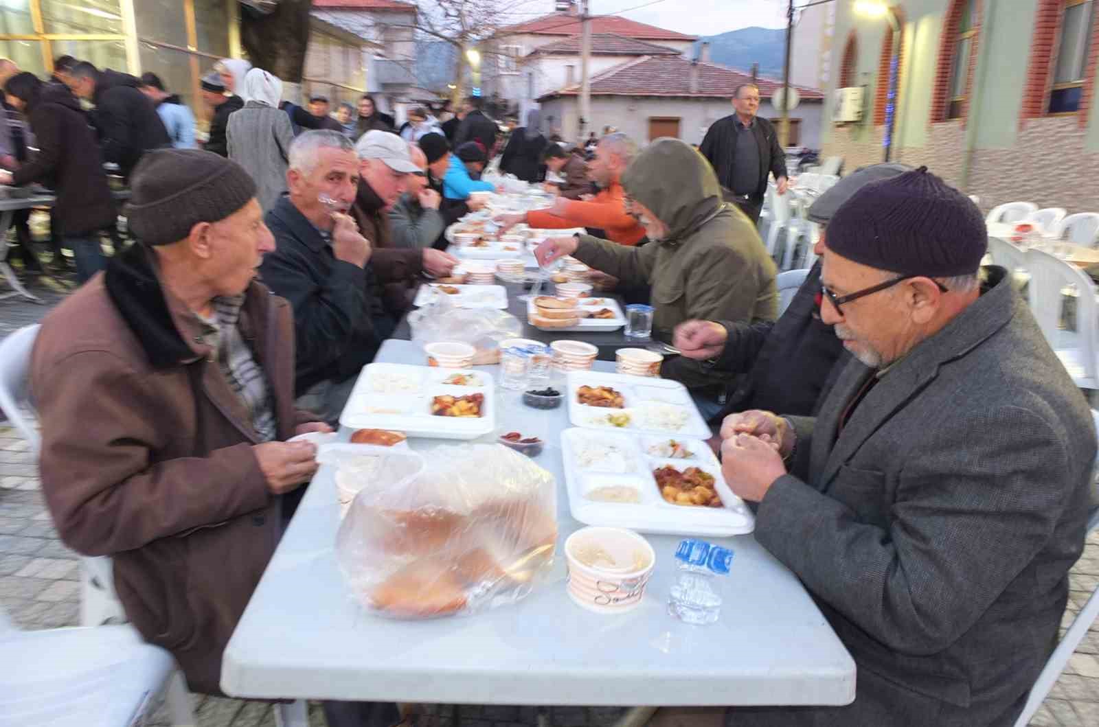 balikesirde geleneksel koy iftari yuzlerce vatandasi bulusturdu 2 UnUrsQ3O