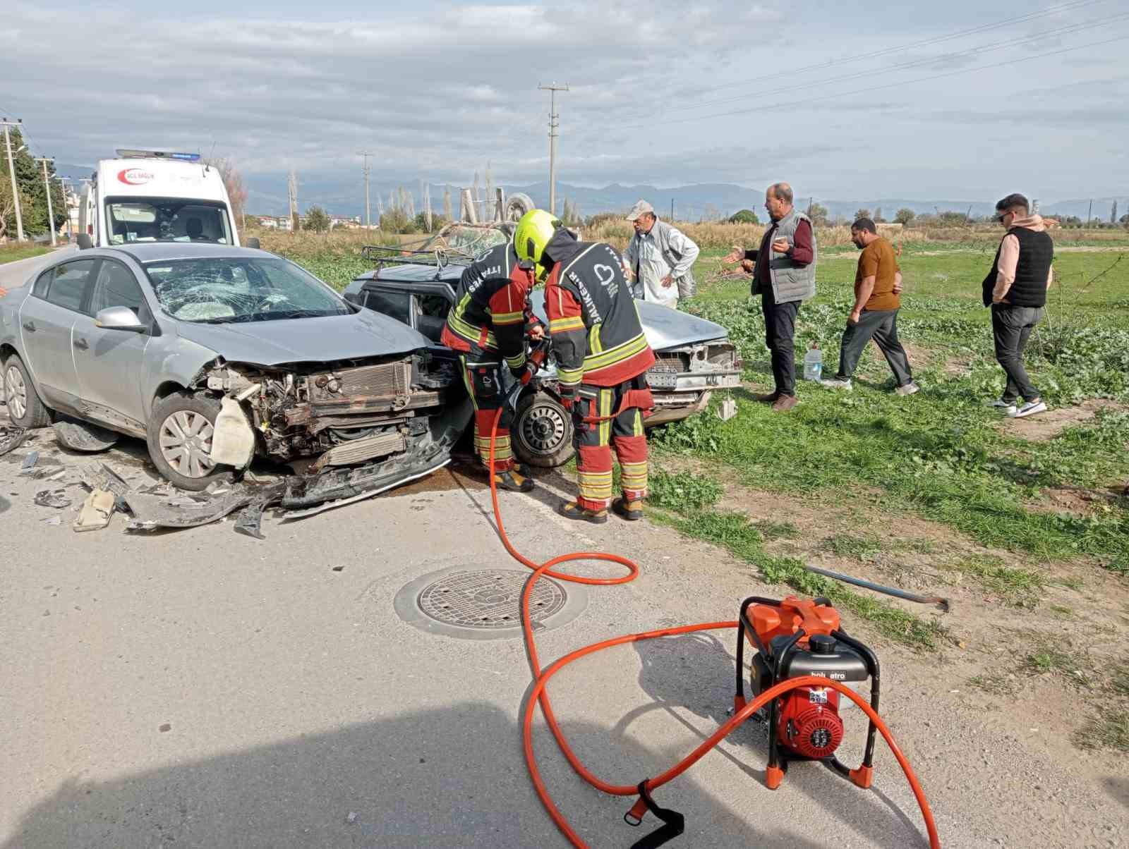 balikesirde iki otomobil kafa kafaya carpisti 3 yarali 0 7PZCBsid