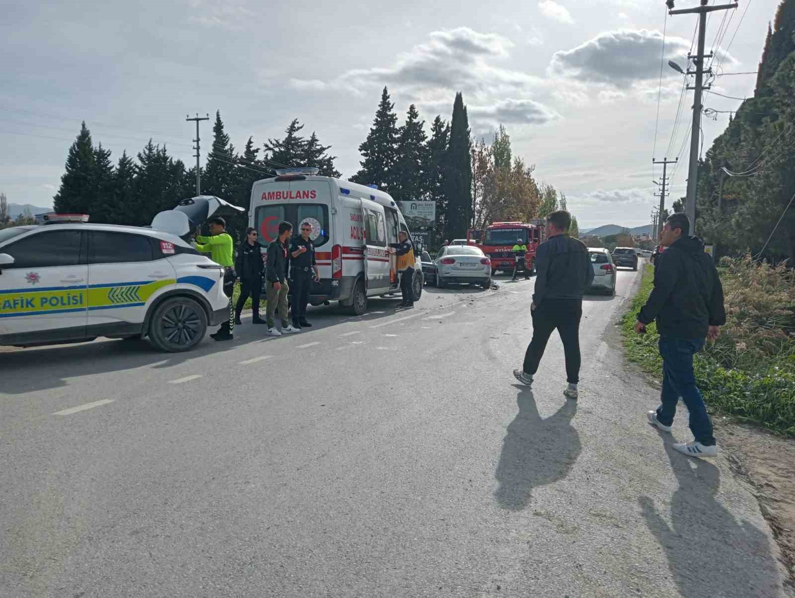 balikesirde iki otomobil kafa kafaya carpisti 3 yarali 1 62u3mHWs