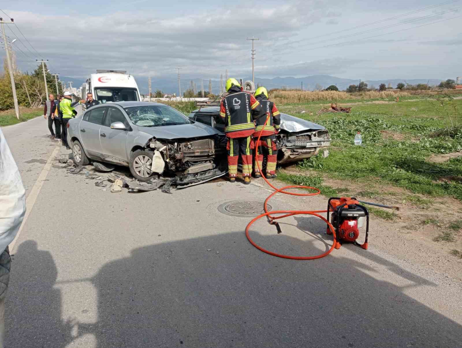 balikesirde iki otomobil kafa kafaya carpisti 3 yarali 2 kz5XJna1