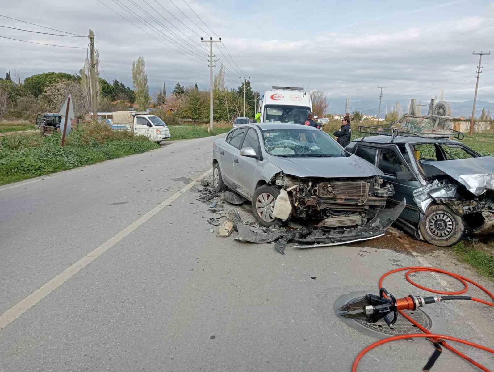 balikesirde iki otomobil kafa kafaya carpisti 3 yarali 3 lbz7KDuV
