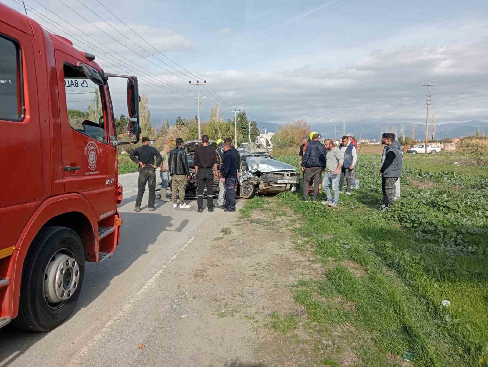 balikesirde iki otomobil kafa kafaya carpisti 3 yarali 4 zEQDK7CB