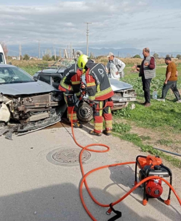 balikesirde-iki-otomobil-kafa-kafaya-carpisti-3-yarali-A18LnKzR.jpg