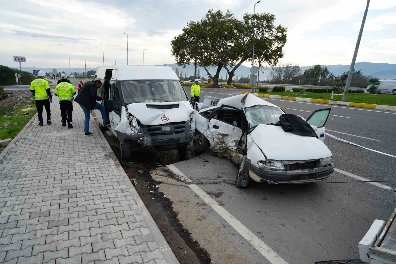 balikesirde isci servisi ile otomobil carpisti 1 olu 4 yarali 0 b9r2ZYFw