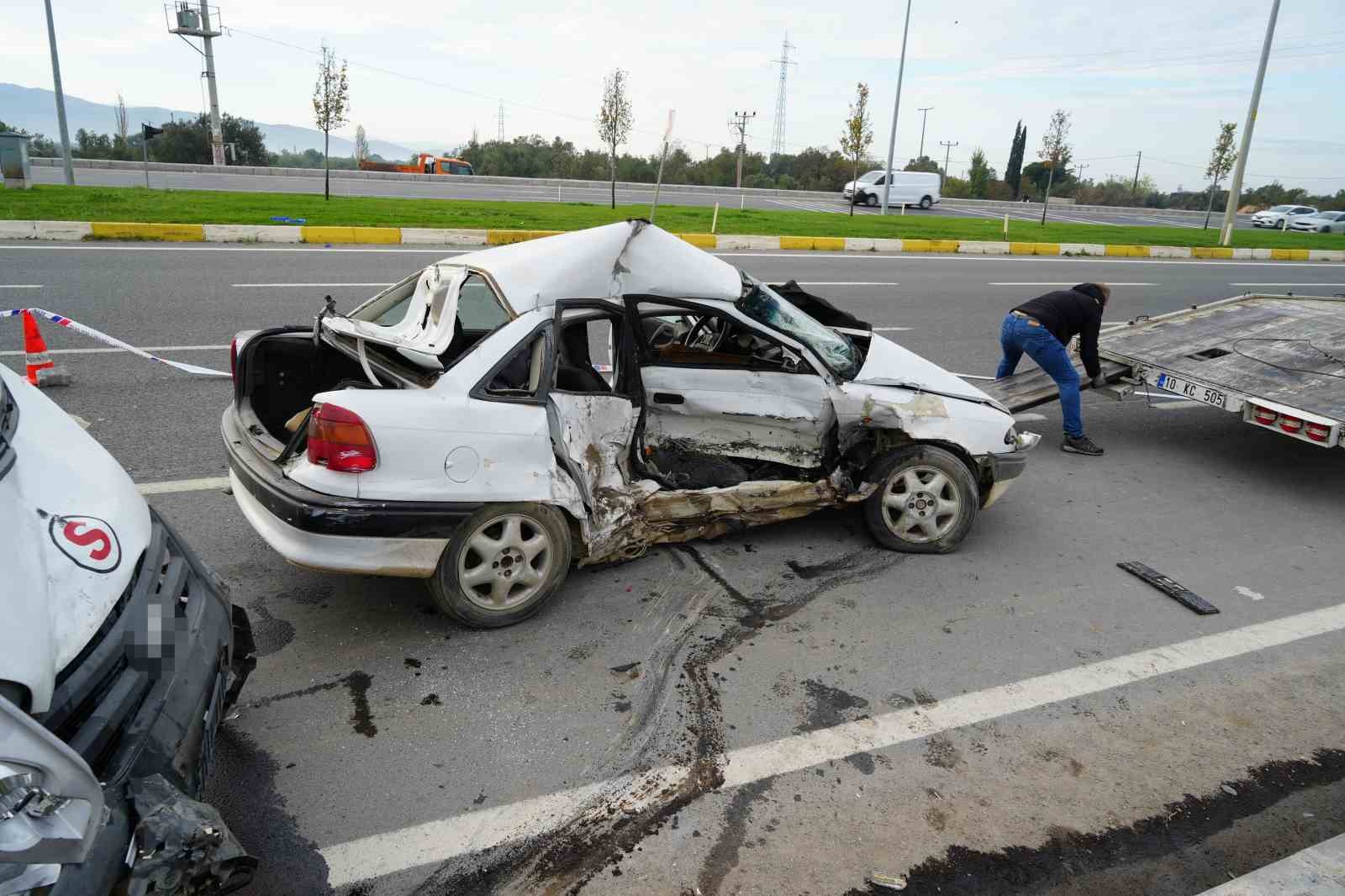 balikesirde isci servisi ile otomobil carpisti 1 olu 4 yarali 1 5HBzrFWv