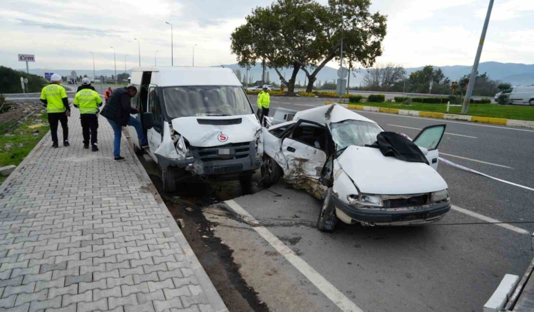 balikesirde-isci-servisi-ile-otomobil-carpisti-1-olu-4-yarali-11nhbfQe.jpg