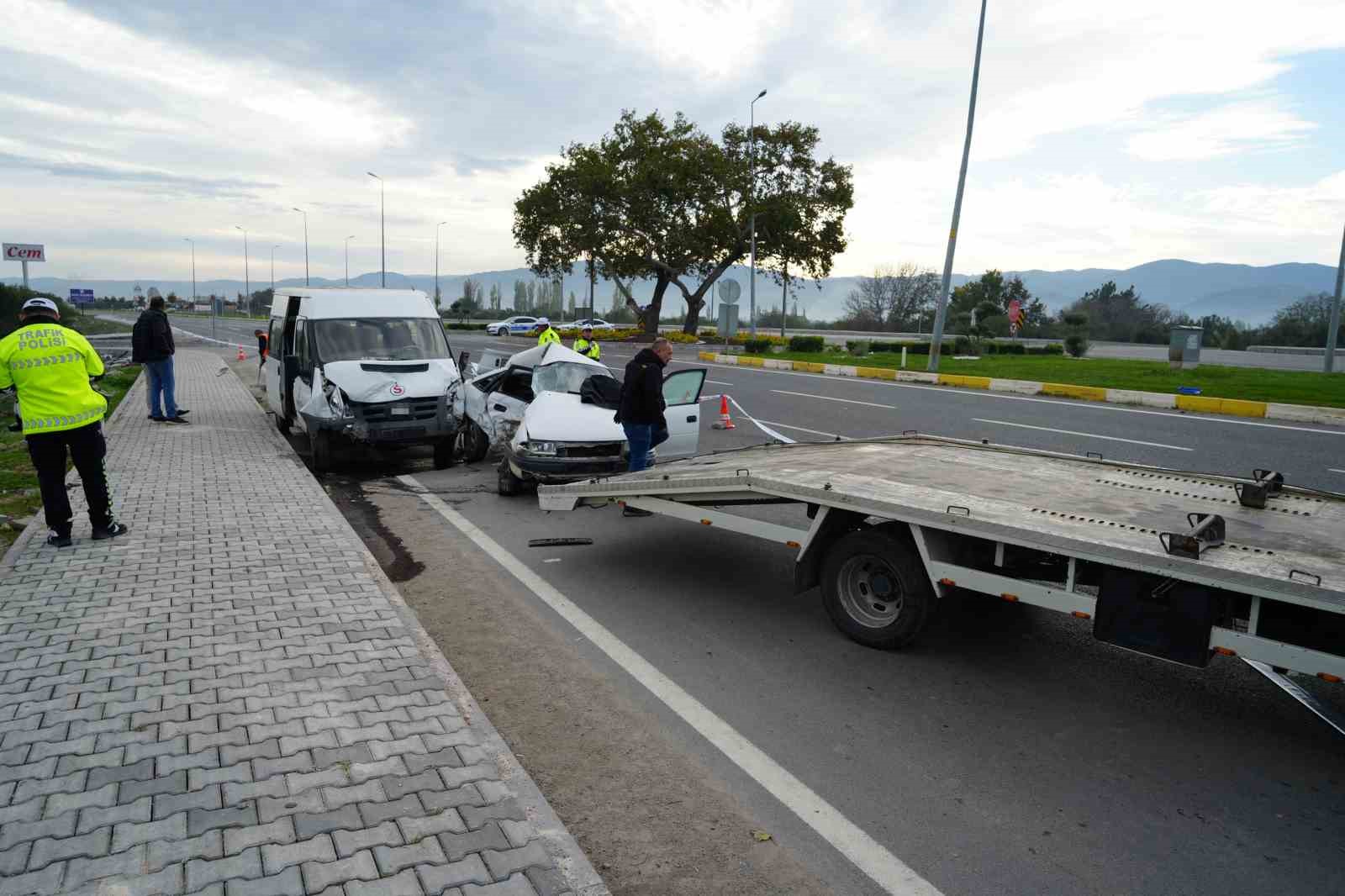 balikesirde isci servisi ile otomobil carpisti 1 olu 4 yarali 2 RI1esUMH