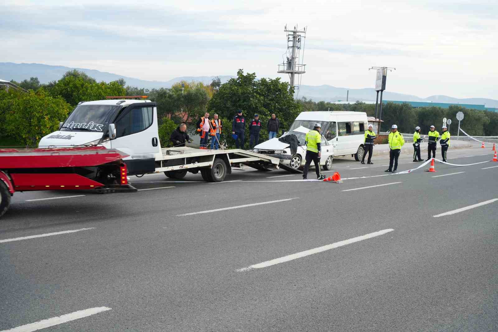 balikesirde isci servisi ile otomobil carpisti 1 olu 4 yarali 3 zbIjiZCy