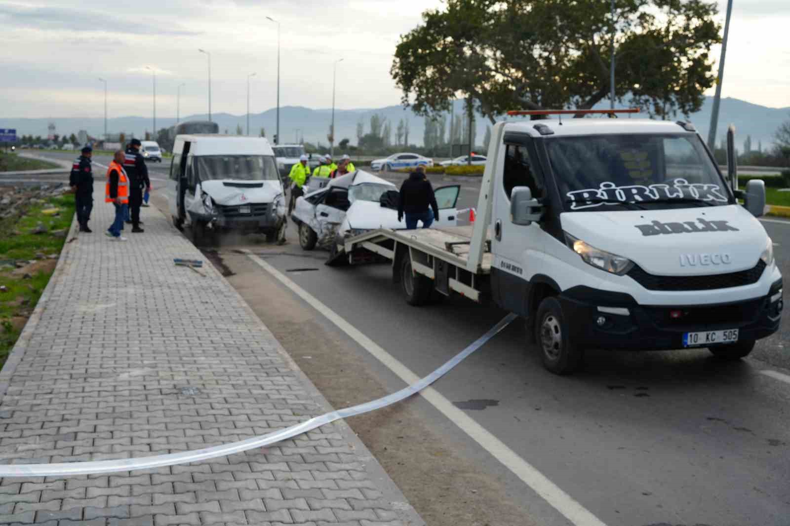 balikesirde isci servisi ile otomobil carpisti 1 olu 4 yarali 4 cAPyHGsh