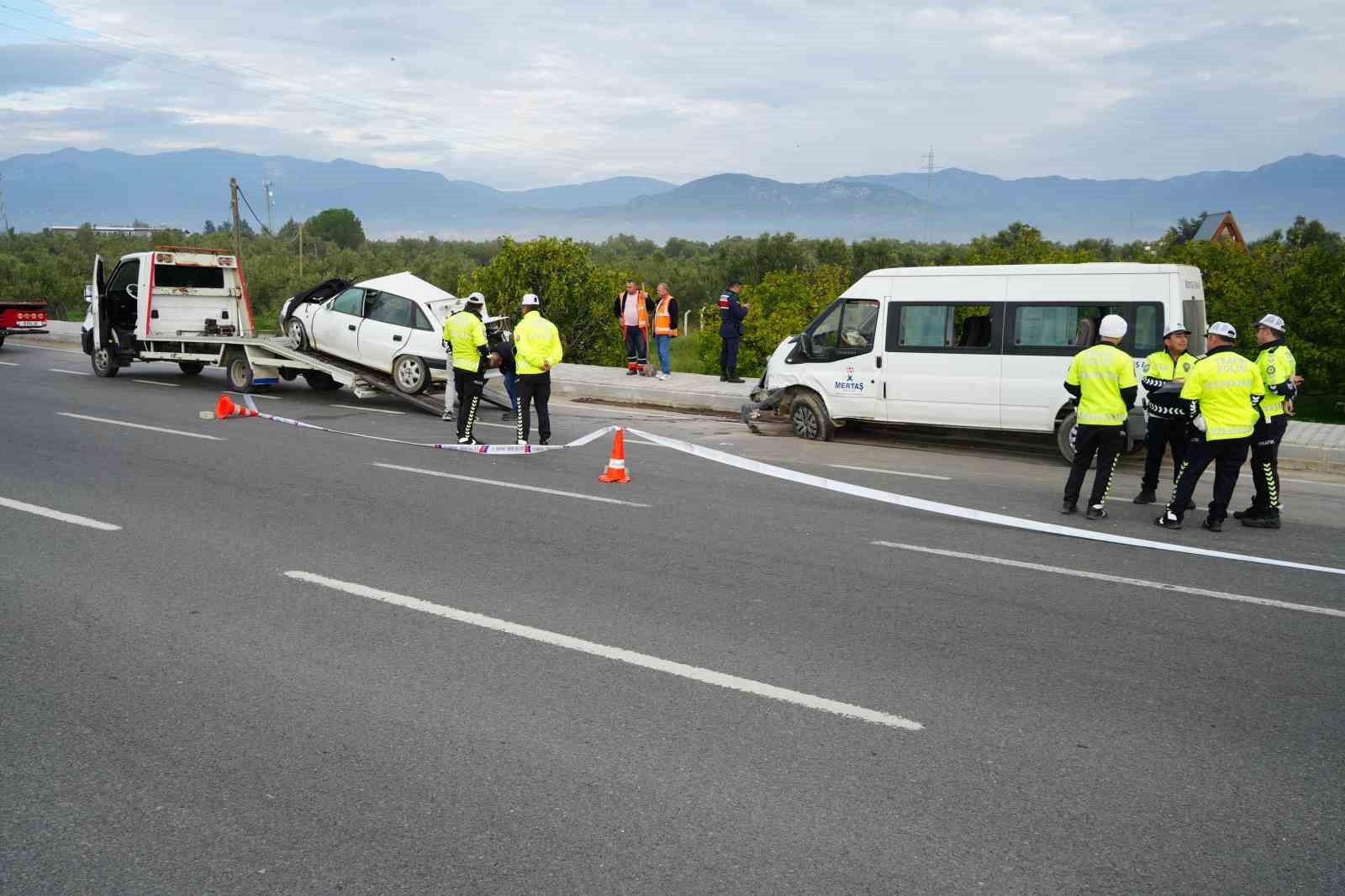 balikesirde isci servisi ile otomobil carpisti 1 olu 4 yarali 5 4UrHs43Y