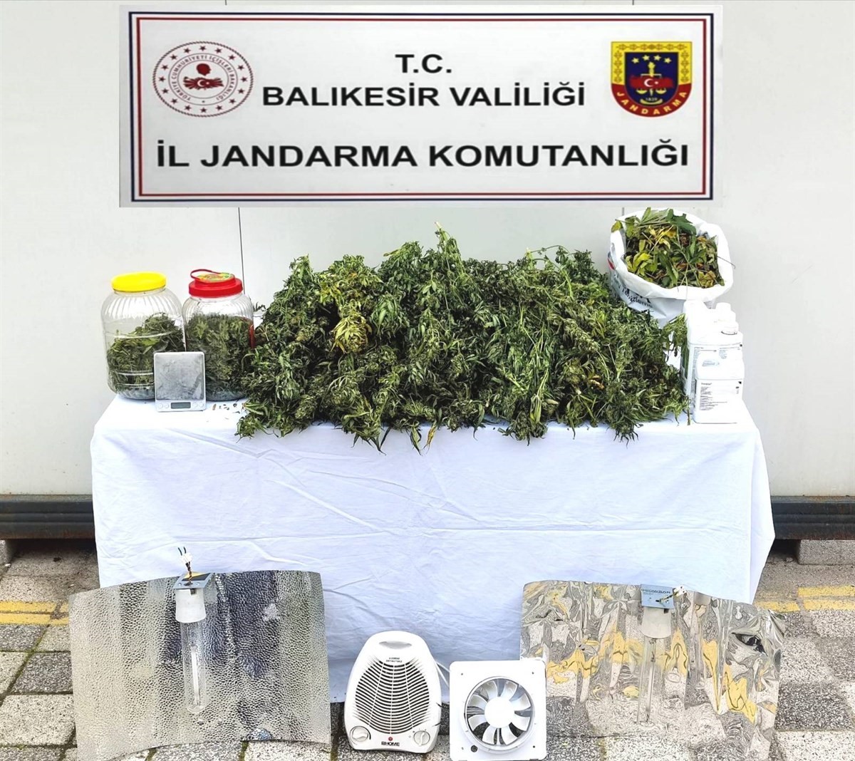balikesirde jandarmadan uyusturucu serasina cevrilen evlere baskin 12 gozalti 1 lFT9mH1K