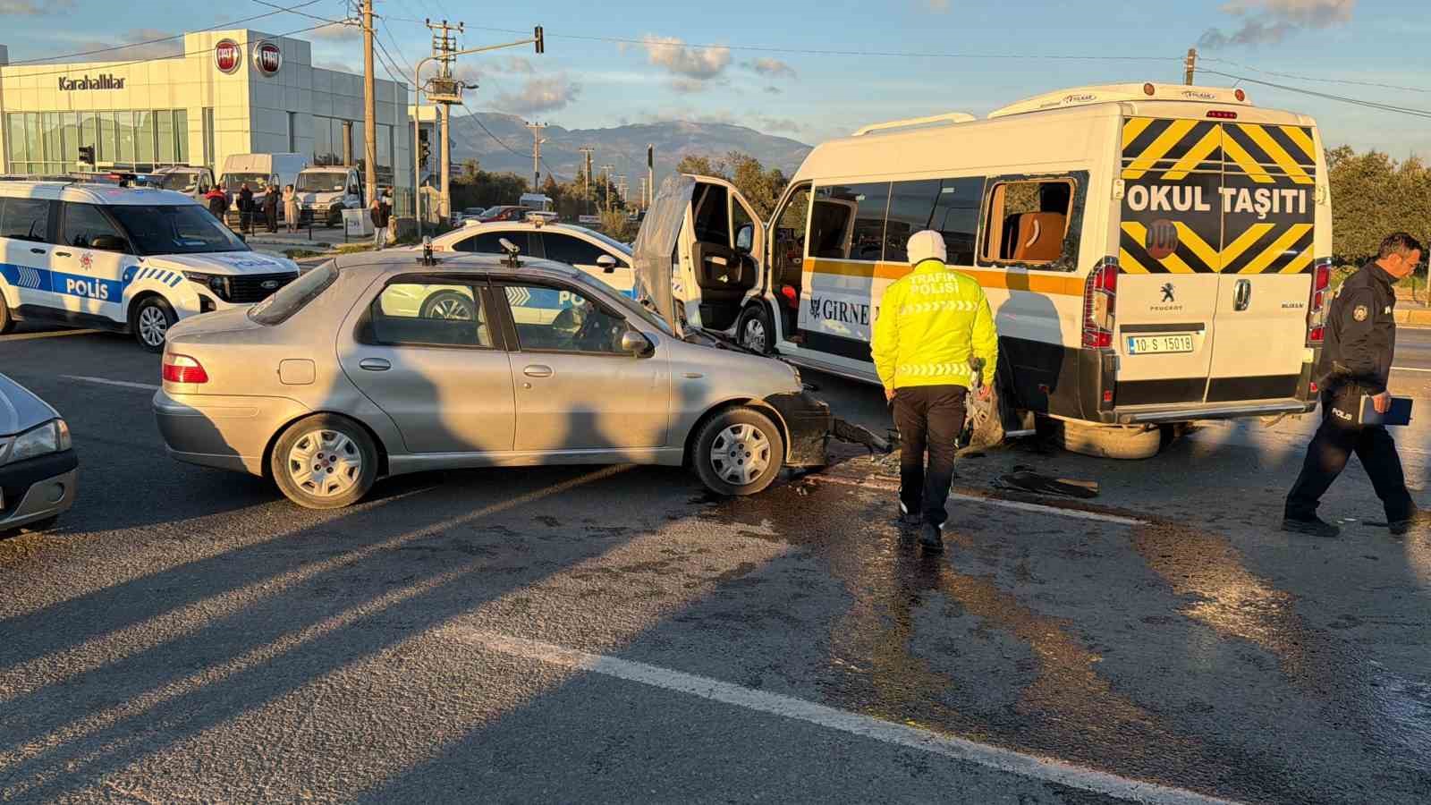 balikesirde ogrenci servisi ile otomobil carpisti 7 yarali 0 fqmgBHAZ