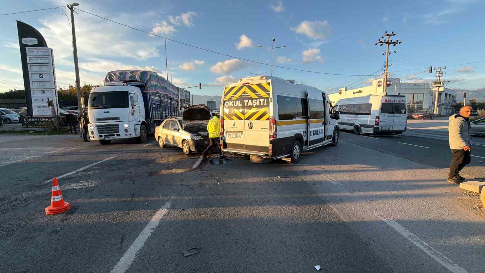 balikesirde ogrenci servisi ile otomobil carpisti 7 yarali 1 g4W8s4Uh