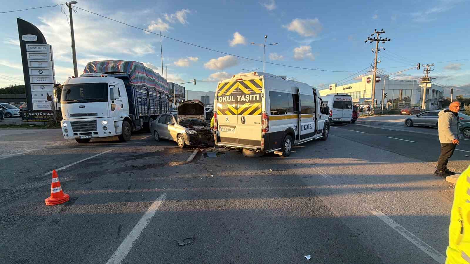 balikesirde ogrenci servisi ile otomobil carpisti 7 yarali 2