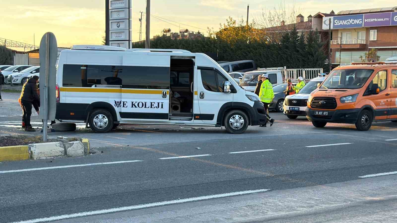 balikesirde ogrenci servisi ile otomobil carpisti 7 yarali 3 wwS8CI3k