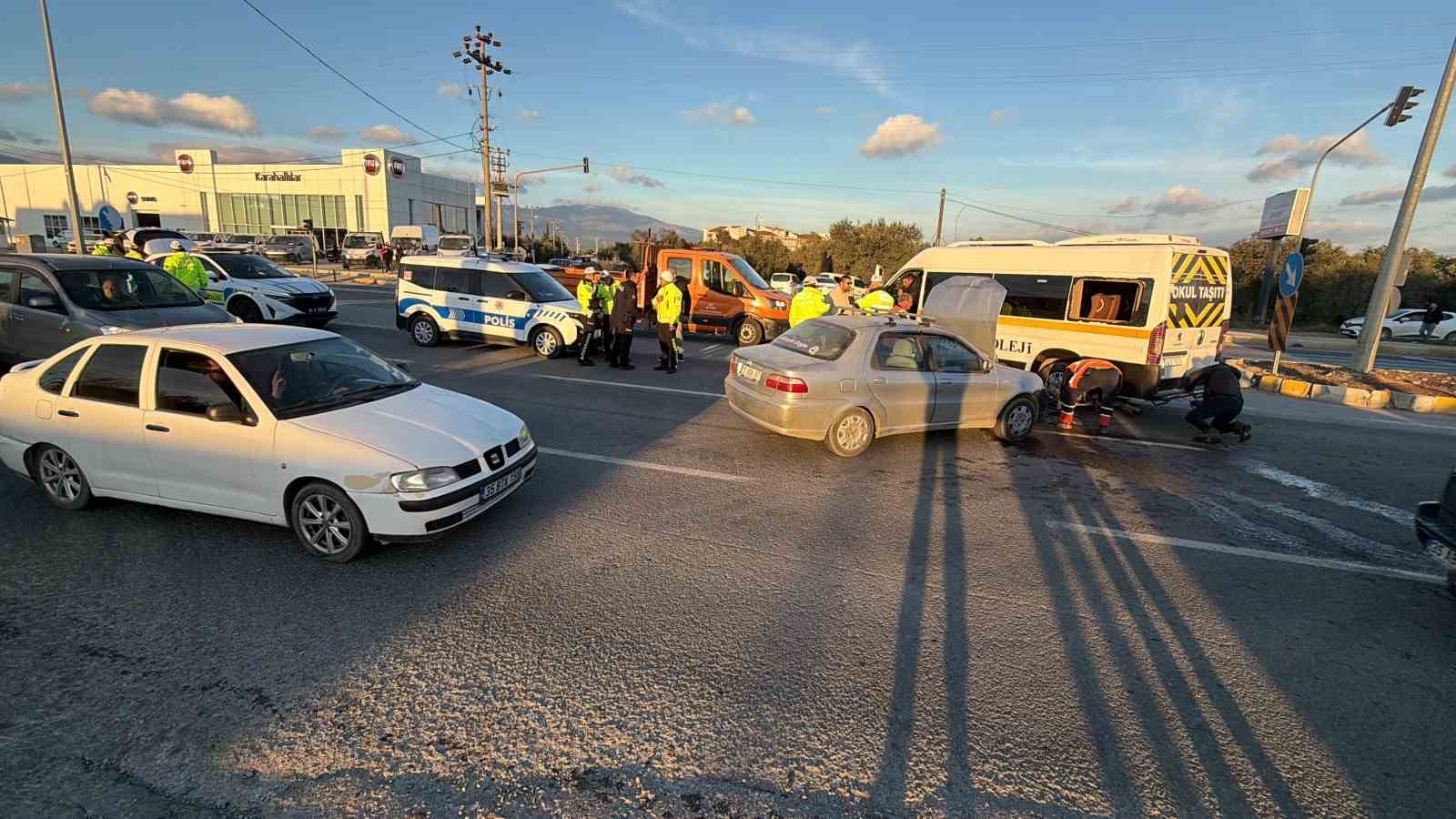 balikesirde ogrenci servisi ile otomobil carpisti 7 yarali 4 gzrhw28e