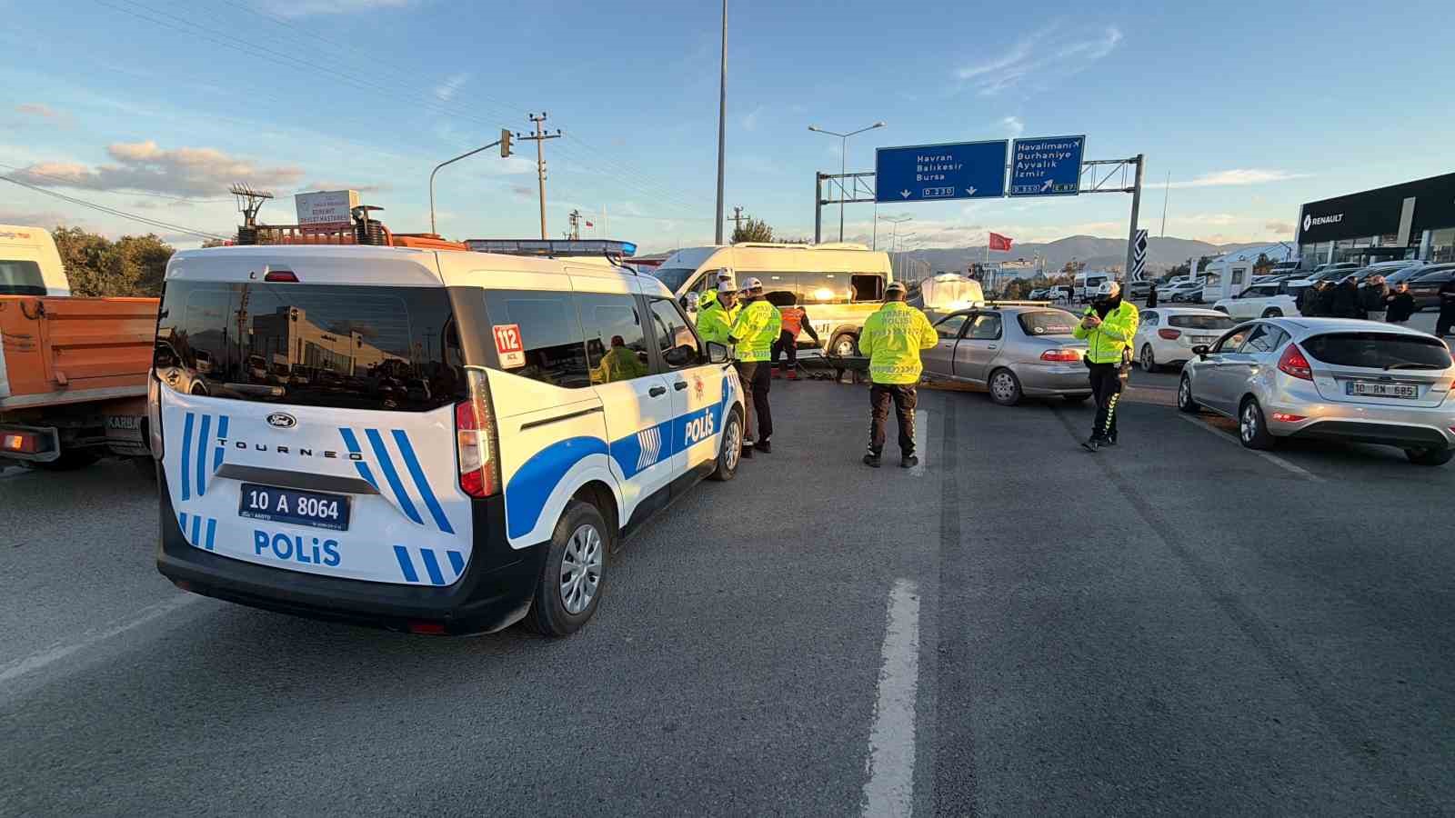 balikesirde ogrenci servisi ile otomobil carpisti 7 yarali 5 pDdQNB3M