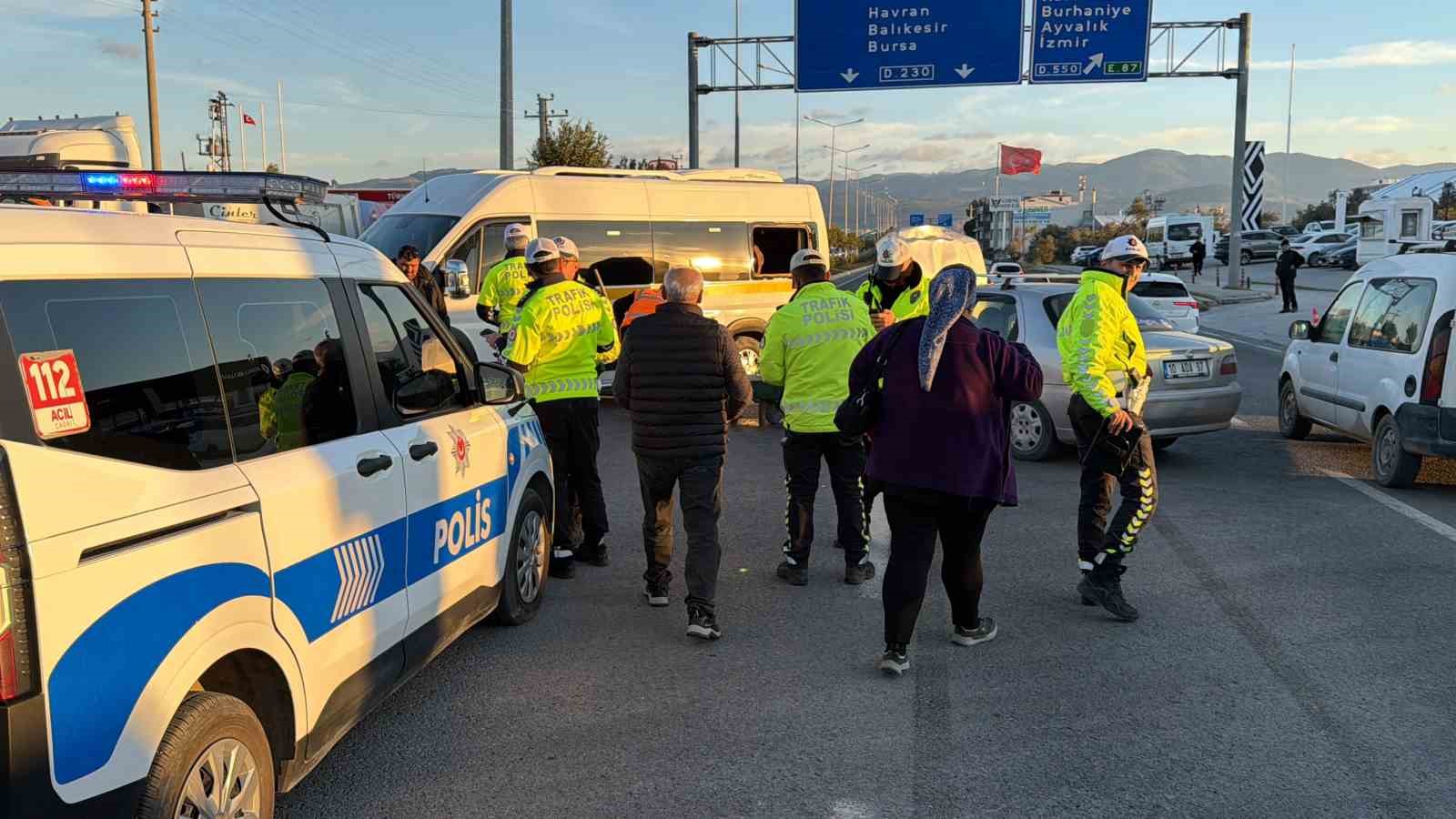 balikesirde ogrenci servisi ile otomobil carpisti 7 yarali 6 GIhW5Dp8